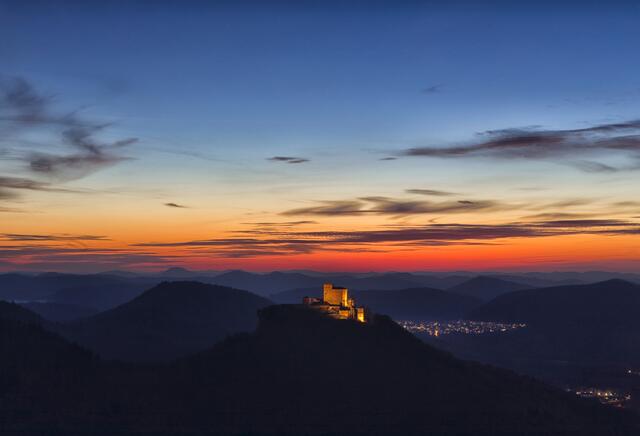 40 Trifels bei Annweiler in der blauen Stunde | Foto: Manfred Riedel