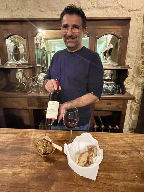 Der Weinanbau auf Malta hat antike Wurzeln und profitiert vom mediterranen Klima der Insel. Bei Winzern wie John Gauchi können einheimische Sorten wie Gellewza und Ghirghentina probiert werden – dazu gibt es oft kleinere traditionelle Happen.
 | Foto: Daniel Basler