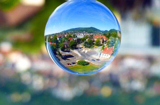 45 Aufnahme mit der Fotokugel vom Panorama-Hotel, Neustadt. Schöner Blick vom 8. OG (Balkon) über einen Teil der Stadt bis zum Haardtgebirge. Und das bei wunderschönem Wetter! | Foto: Angelika Bullinger