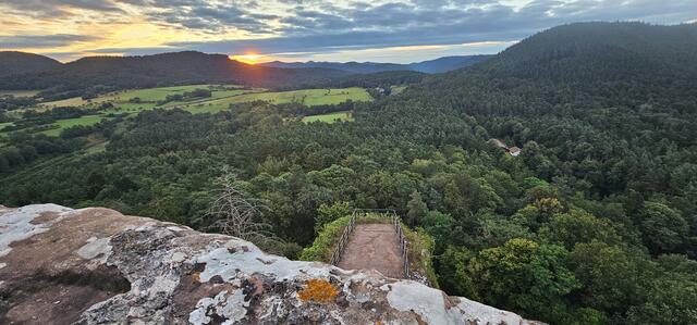 2 Sonnenaufgang auf dem Drachenfels bei Busenberg.  | Foto: Cornelia Weber