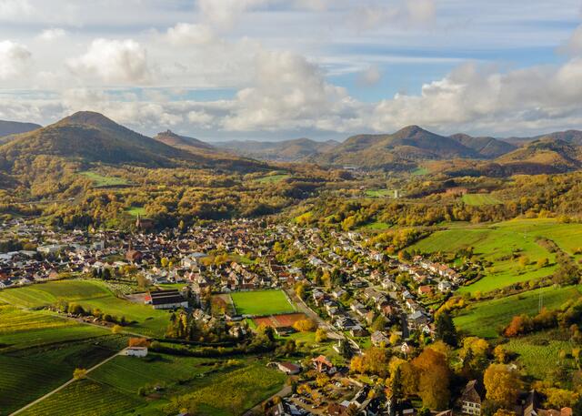 8 Blick von Siebeldingen über Albersweiler zum Trifels. | Foto: Hans Werner Merzhäuser