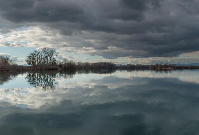 36 Aufziehendes "Schlechtwetter" an einem Baggersee in den Rheinaun bei Neupotz | Foto: Wilfried Glauber