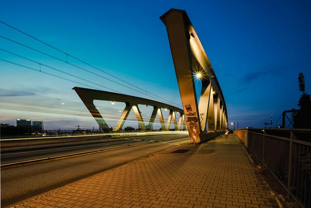 28 Das Bild zeigt den Neckarauer Übergang in Mannheim; eine Brücke über die Bahngleise zum Mannheimer Hauptbahnhof | Foto: Jürgen Josef Helget