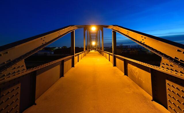 42 Fußgängerbrücke über den Rheinau-Hafen  Foto:  Klaus Fidelak  | Foto: Klaus Fidelak