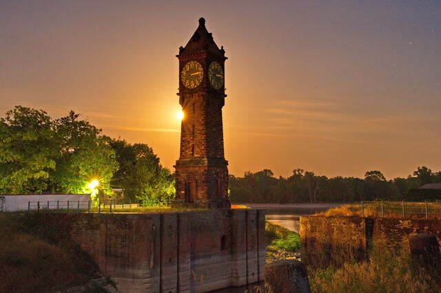 42 Vollmond an der Pegeluhr auf der Parkinsel in Ludwigshafen | Foto: Claus Wieland