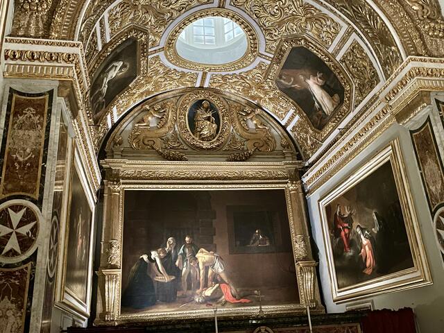 Meisterwerk: Caravaggios „Die Enthauptung Johannes des Täufers“ ist in einer Seitenkapelle der St. John's Co-Kathedrale zu sehen. Wie in seinen anderen Gemälden nutzte er dabei den dramatischen Einsatz von Licht und Schatten (Chiaroscuro).  | Foto: Daniel Basler