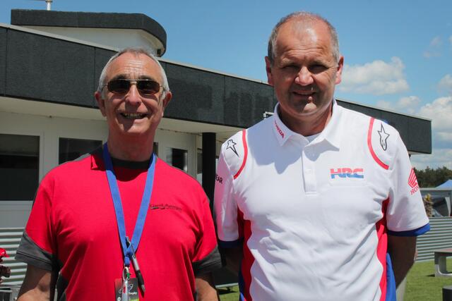Manfred John (links) mit Adi Stadler von HRC Honda | Foto: Michael Sonnick
