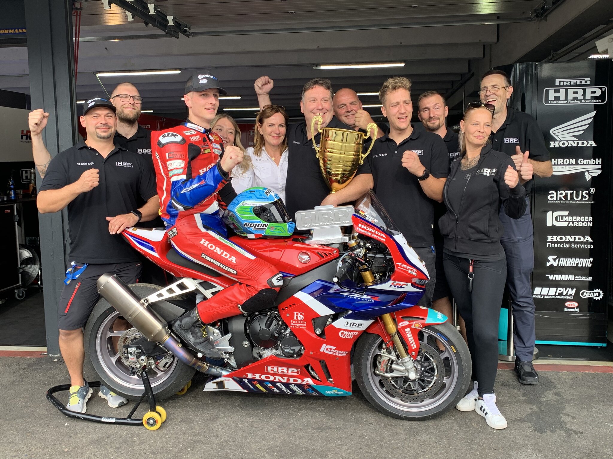 Florian-Alt-wurde-auf-dem-Hockenheimring-mit-dem-Bert-Poensgen-Pokal-ausgezeichnet