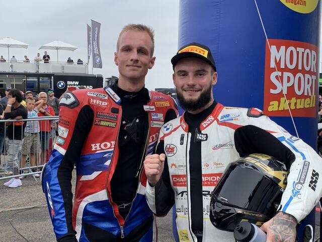 Die Superbike-Meister von 2023 Florian Alt (links) und Ilya Mikhalchik von 2024 | Foto: Michael Sonnick