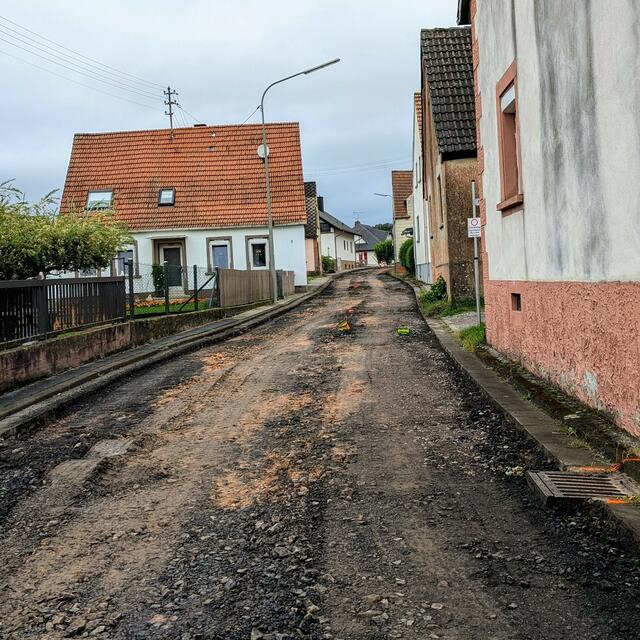 Der alte Straßenbelag in der Friedhofstraße ist ausgefräst | Foto: Achim Wätzold
