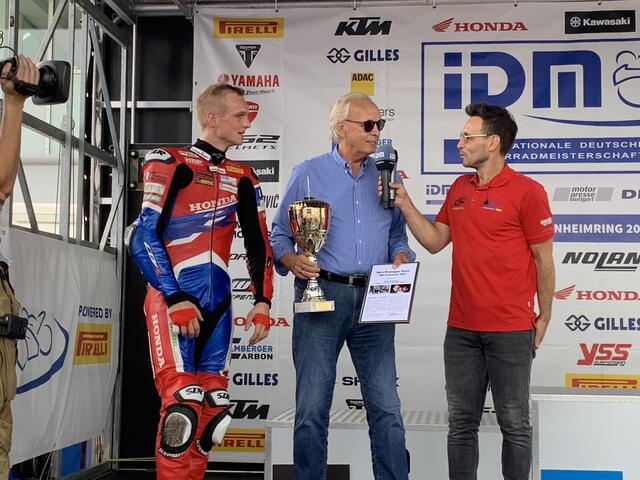 Superbike-Vizemeister Florian Alt bekam durch Ullrich Holzhausen (Mitte) den Bert Poensgen-Pokal überreicht | Foto: Michael Sonnick