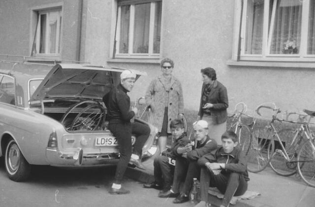 Startvorbereitung! Sophie Mühlfriedel und Frau Marz kümmern sich um die Nachwuchssportler | Foto: Fam. Marz