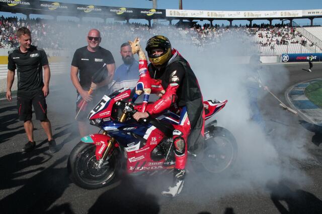 Florian Alt feierte 2023 den Superbike-Meistertitel mit einem Burnout | Foto: Michael Sonnick