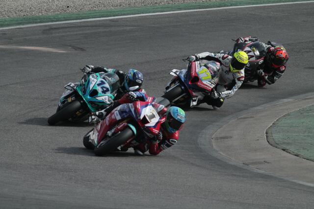 Florian Alt (Startnummer 1) gewann das 1. Superbike-Rennen auf dem Hockenheimring | Foto: Michael Sonnick