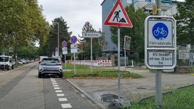 Es ist aktuell schon erkennbar eine Fahrradstraße, die nun aber zur "Fahrradstraße 2.0" wird. Allerdings werden dafür unter anderem auch in der Nähe der Herzchirurgie Parkplätze gestrichen!  | Foto: www.jowapress.de