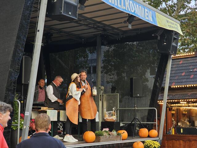 Miss Strohhut Isis und Oberbürgermeister Dr. Nicolas Meyer | Foto: Gisela Böhmer