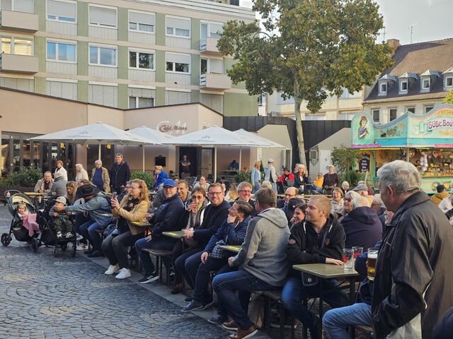 Zur Eröffnung kamen Gäste aus dem Stadtrat, aus Politik und Ehrengäste | Foto: Gisela Böhmer