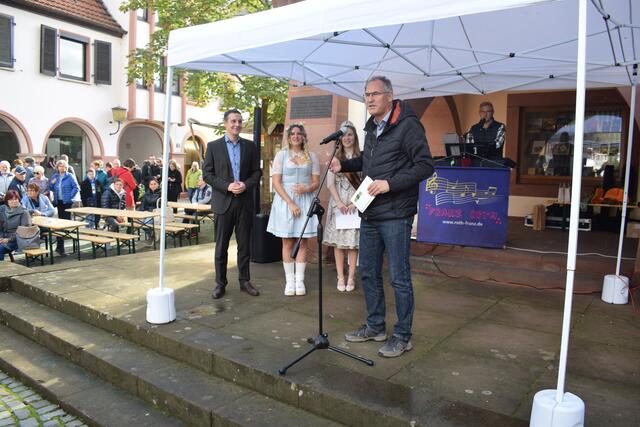 Landrat Dietmar Seefeldt begrüßt die Festgäste | Foto: Jürgen Bender