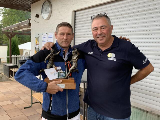 Das Siegerteam aus Sandhausen bekam den Wanderpokal vom Vorstand vom Tennisclub in Limburgerhof Stefan Naumer (rechts) überreicht | Foto: Michael Sonnick