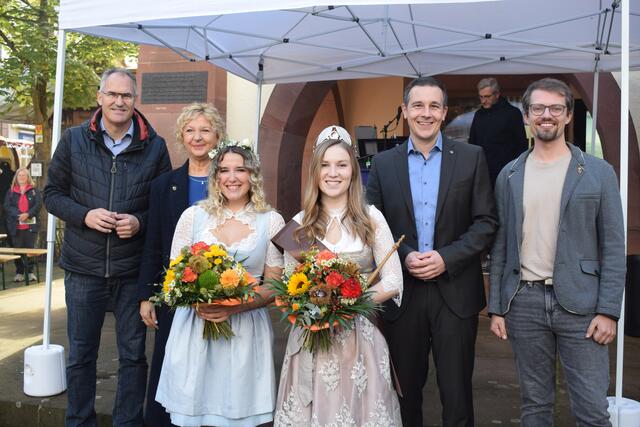 Landrat Dietmar Seefeldt, Stadtbürgermeisterin Carmen Winter, Lucia I. mit ihrer Nachfolgerin Hannah II., Verbandsbürgermeister Christian Burkhart und Benjamin Burckschat (v.l.n.r.) freuen sich über eine gelungene Eröffnung | Foto: Jürgen Bender