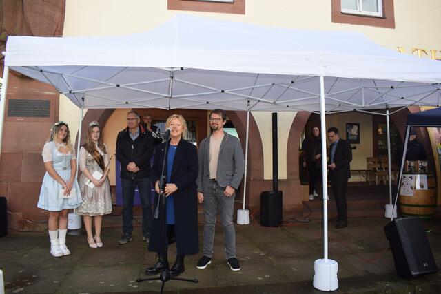 Stadtbürgermeisterin Carmen Winter und Beigeordneter Benjamin Burckschat  bei der Eröffnung | Foto: Jürgen Bender