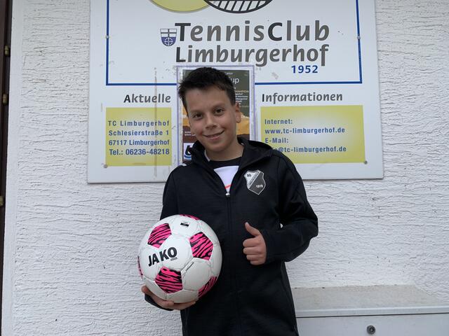 Der jüngste Teilnehmer bekam einen Fußball | Foto: Michael Sonnick