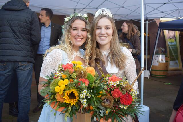 Strahlende Hoheiten: Kastanienprinzessin Hannah II. mit ihrer Vorgängerin Lucia I. | Foto: Jürgen Bender