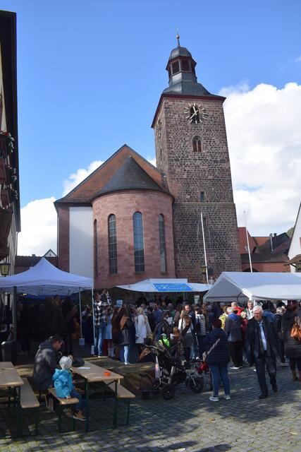 Auf dem Rathausplatz von Annweiler dreht sich am 1. Oktoberwochenende alles um die Kastanie | Foto: Jürgen Bender