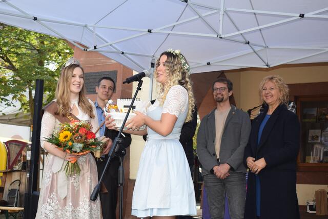 Lucia I. übergibt eine königliches Starterset an ihre Nachfolgerin | Foto: Jürgen Bender