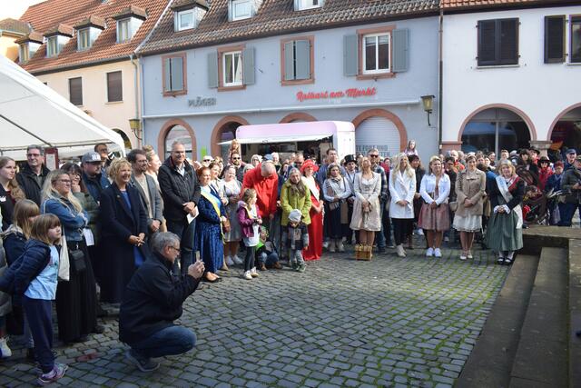 Viele gekrönte Häupter und Persönlichkeiten bei der Eröffnung des 20. Keschdefeschds | Foto: Jürgen Bender