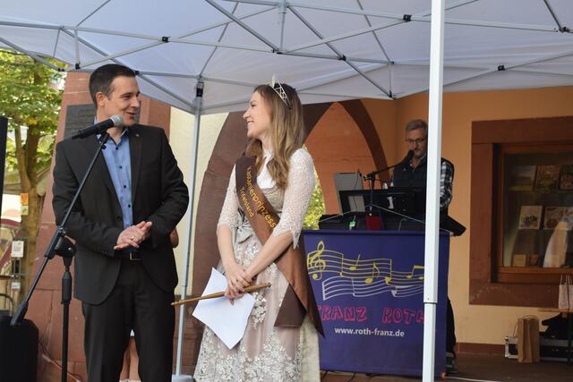 Verbandsbürgermeister Christian Burkhart stellt die neue Kastanienprinzessin vor | Foto: Jürgen Bender