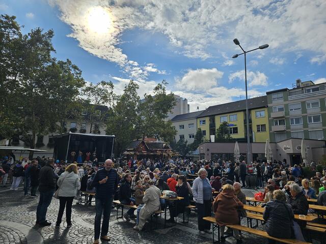 Der Rathausplatz in Frankenthal am verkaufsoffenen Sonntag | Foto: Gisela Böhmer