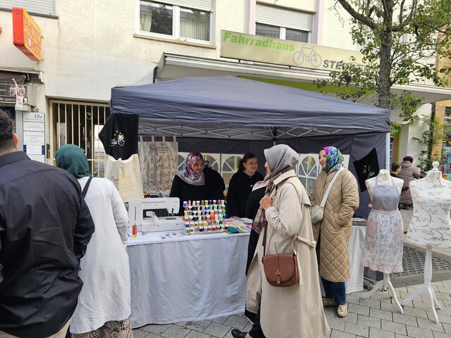 Nähkunst, Imbiss, Informationsstände - das Angebot des Internationalen Festes war sehr interessant | Foto: Gisela Böhmer