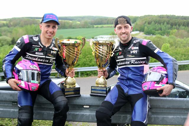 Harry Payne (rechts) und Beifahrer Kevin Rousseau gewannen das Seitenwagen-Sprintrennen in Oschersleben  | Foto: Thomas Haas