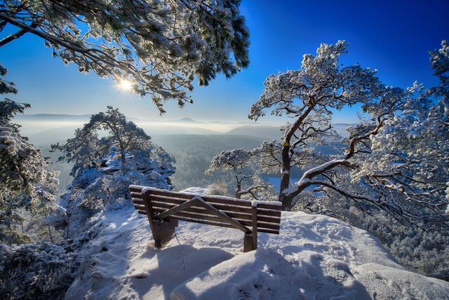 Das Januarmotiv zeigt einen Wintermorgen auf dem Schlüsselfels bei Busenberg von Wolfgang Simon | Foto: Wolfgang Simon
