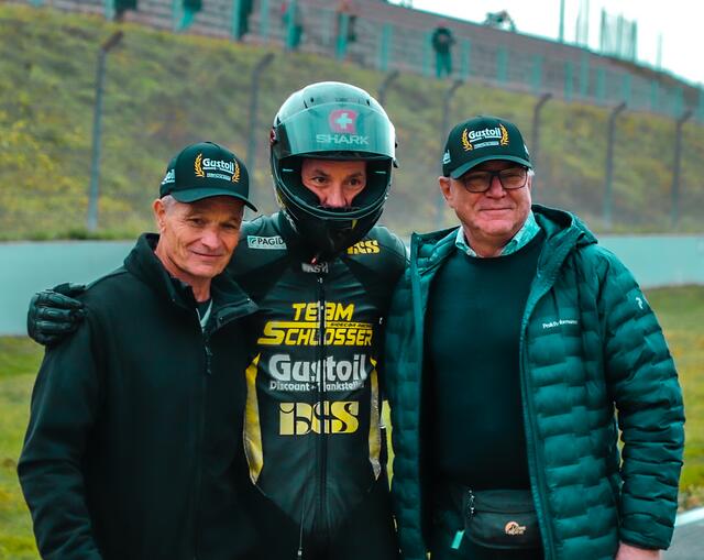 Seitenwagen-Weltmeister Rolf Biland (links) mit seinem Schweizer Landsmann Markus Schlosser (Mitte) vor dem Start | Foto: Marcel Uhlmann