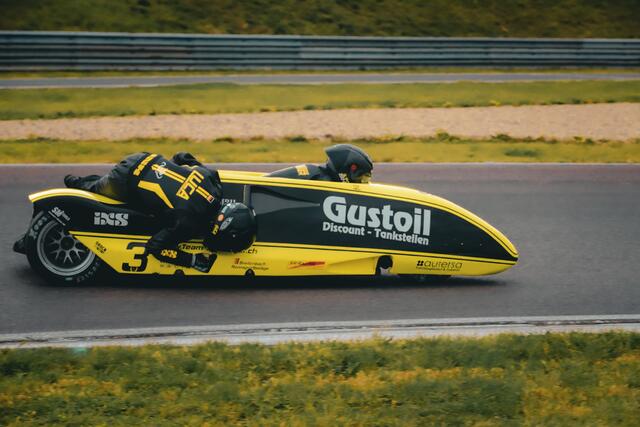 Der Schweizer Markus Schlosser belegte mit seinem deutschen Beifahrer Luca Schmidt den zweiten Platz im Sprintrennen  | Foto: Marcel Uhlmann
