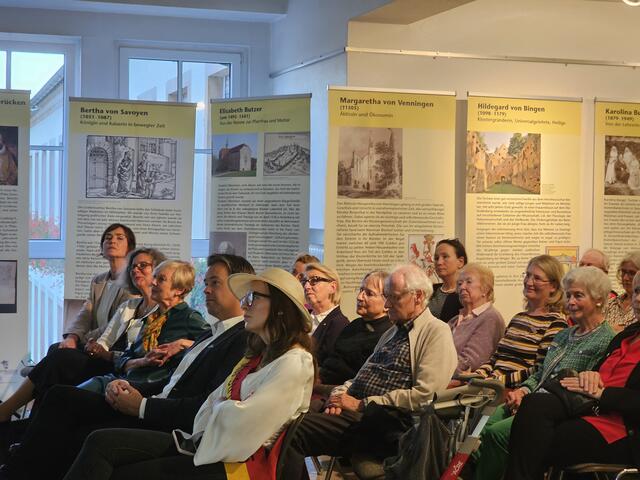 Miss Strohhut Isis war ebenfalls zur Eröffnung gekommen | Foto: Gisela Böhmer