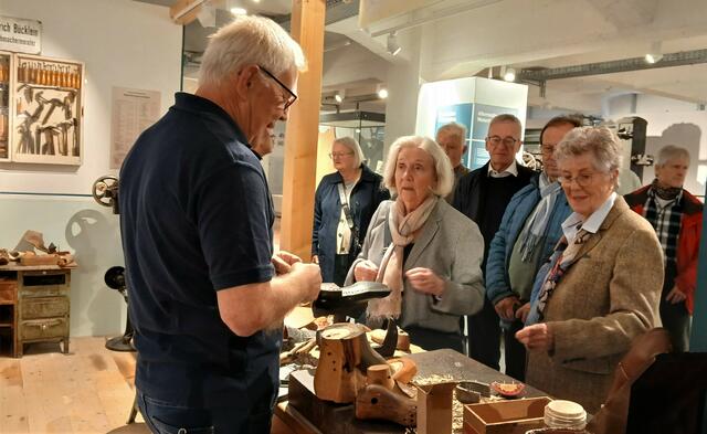 Gerhard Seibel zeigt in der Schuhmacherwerkstatt wie handwerklich Schaft und Sohle verbunden werden. Auch die Frage, warum geraten wird „Schuster bleib bei deinen Leisten“, wusste er bei dieser Gelegenheit zu beantworten. | Foto: W. G. Stähle