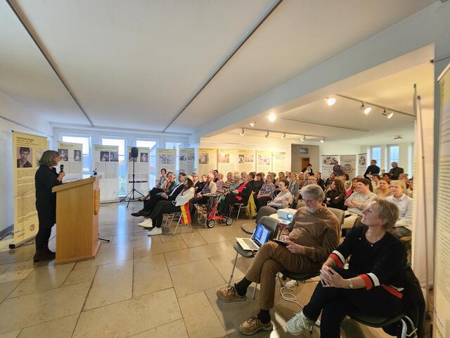 Dr. Charlotte Glück machte in ihrem Vortrag deutlich, wie sehr schon früher Frauen um ihre Rechte gekämpft haben | Foto: Gisela Böhmer
