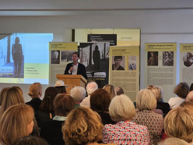 Oberbürgermeister Dr. Nicolas Meyer bei der Eröffnung der Ausstellung | Foto: Gisela Böhmer