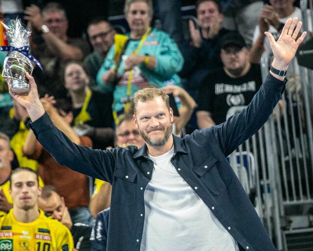 Johannes Bitter, genannt Jogi, hatte unter der Woche seinen sofortigen Rücktritt vom aktiven Handballsport erklärt. In Mannheim ehren die Löwen den 175-fachen Nationalspieler und Weltmeister von 2007 mit einem Präsent | Foto: Wolfgang Neuberth