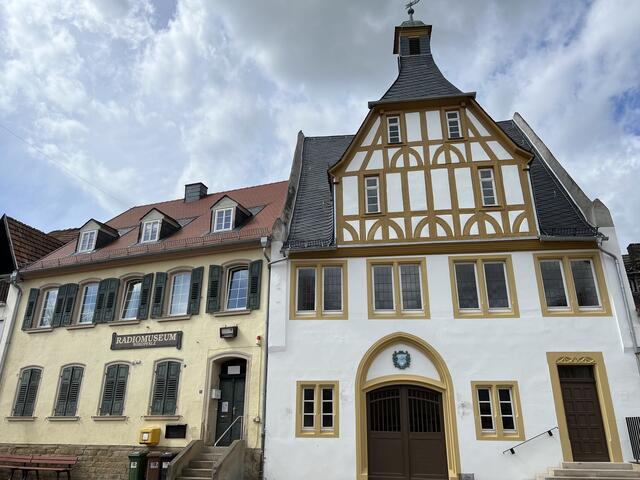 Rathaus erbaut um 1510 mit Radio-Museum Obermoschel | Foto: Arno Mohr