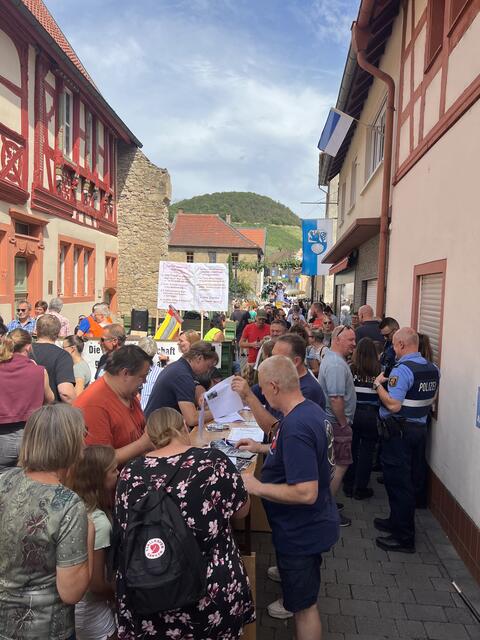 Proppenvolle Unnergass (Wilhelmstraße) in Obermoschel -Kerwe 2023- | Foto: Arno Mohr