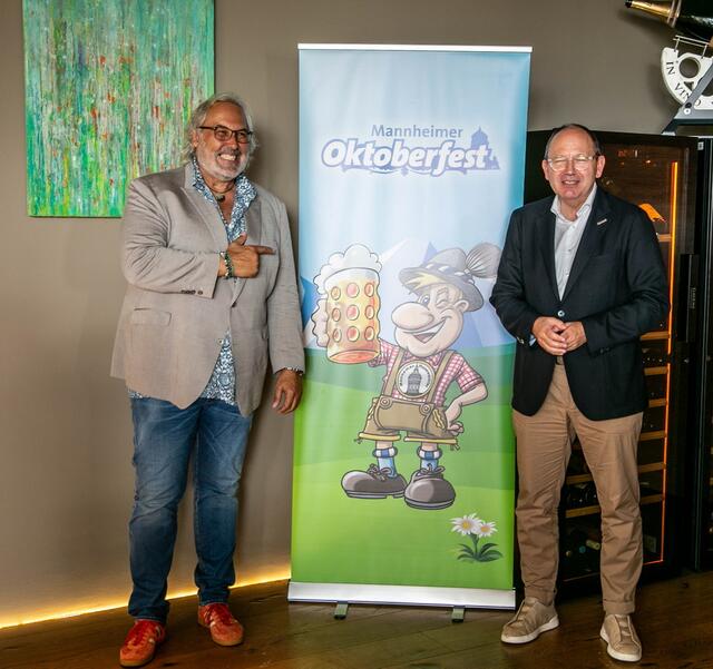 Auf geht's-„Platzhirsch“ Arno Kiegele, Oberbürgermeister Christian Specht  | Foto: Wolfgang Neuberth