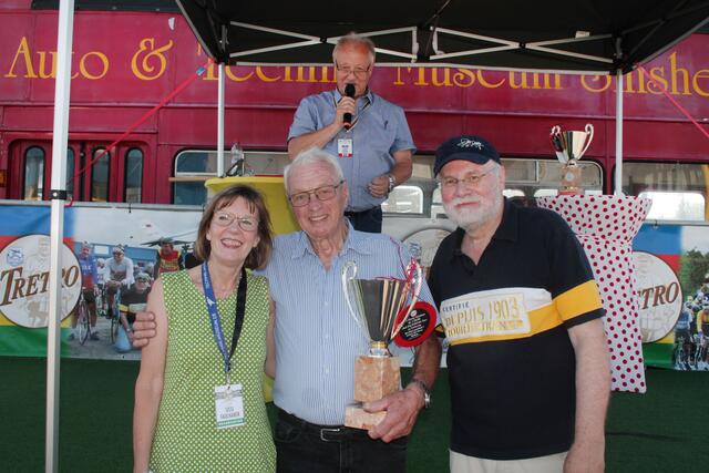 Sissi Faulhaber mit Willi Altig und Jockel Faulhaber sowie im Hintergrund Moderator Hans Kuhn | Foto: Michael Sonnick