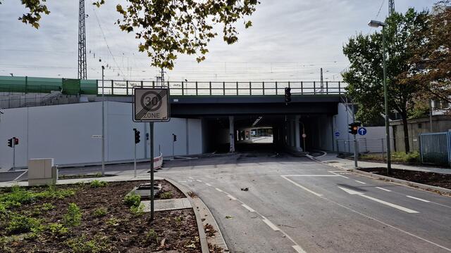 Eine Ampelanlage statt der bisherigen abbiegenden Vorfahrtstraße regelt künftig den Verkehr vor dem Viadukt | Foto: Ralf Vester
