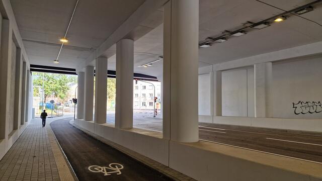 Massive Betonträger und Barrieren zu beiden Seiten des Viadukts trennen Fußgänger und Radfahrer künftig vom restlichen Verkehr | Foto: Ralf Vester