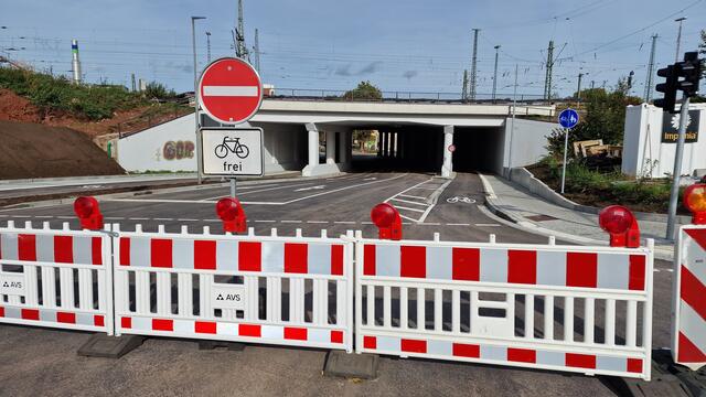 An der Kreuzung Trippstadter Straße, Zollamtstraße und Pfaffenbergstraße bleiben die Absperrungen stehen. Dieser Knotenpunkt muss erst noch infrastrukturell ertüchtigt werden, bevor es auch von dieser Seite aus wieder durch das Bahnviadukt geht. | Foto: Ralf Vester