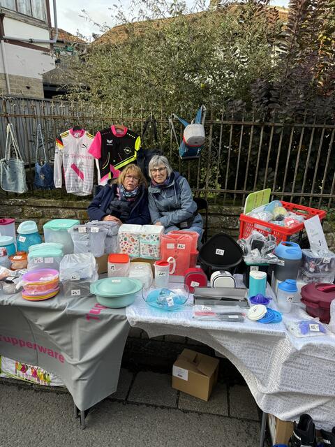 Kalt, aber schön....... Herbstmarkt Obermoschel, Patricia und Karin in Winterkleidung noch ganz früh am Morgen in der Landsbergstaße | Foto: Arno Mohr